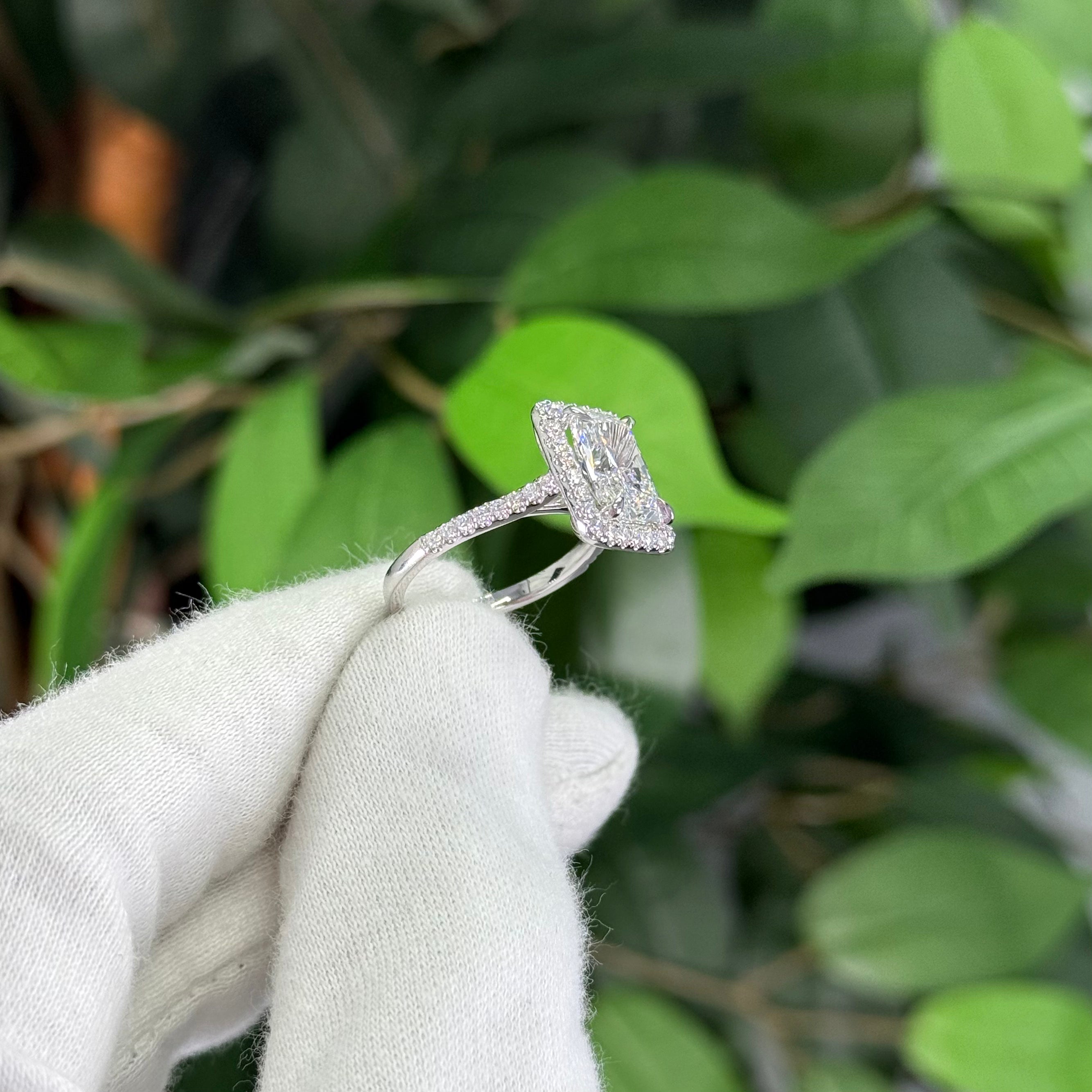Radiant Engagement Ring  3.50 Carats | 18K Gold | 4.1g
