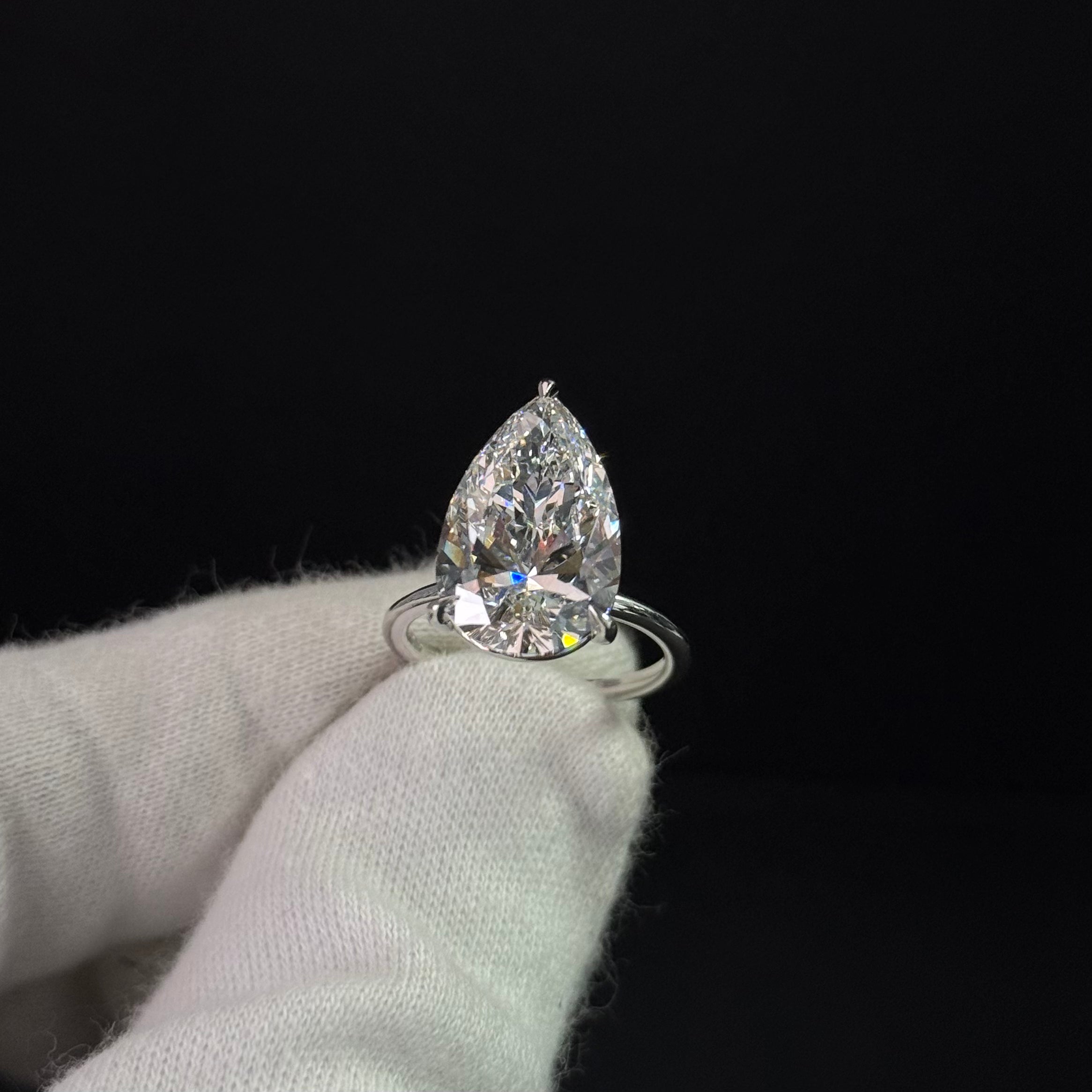 Pear Shape Engagement Ring – 7.64 Carats | 18K Gold | 6.1g