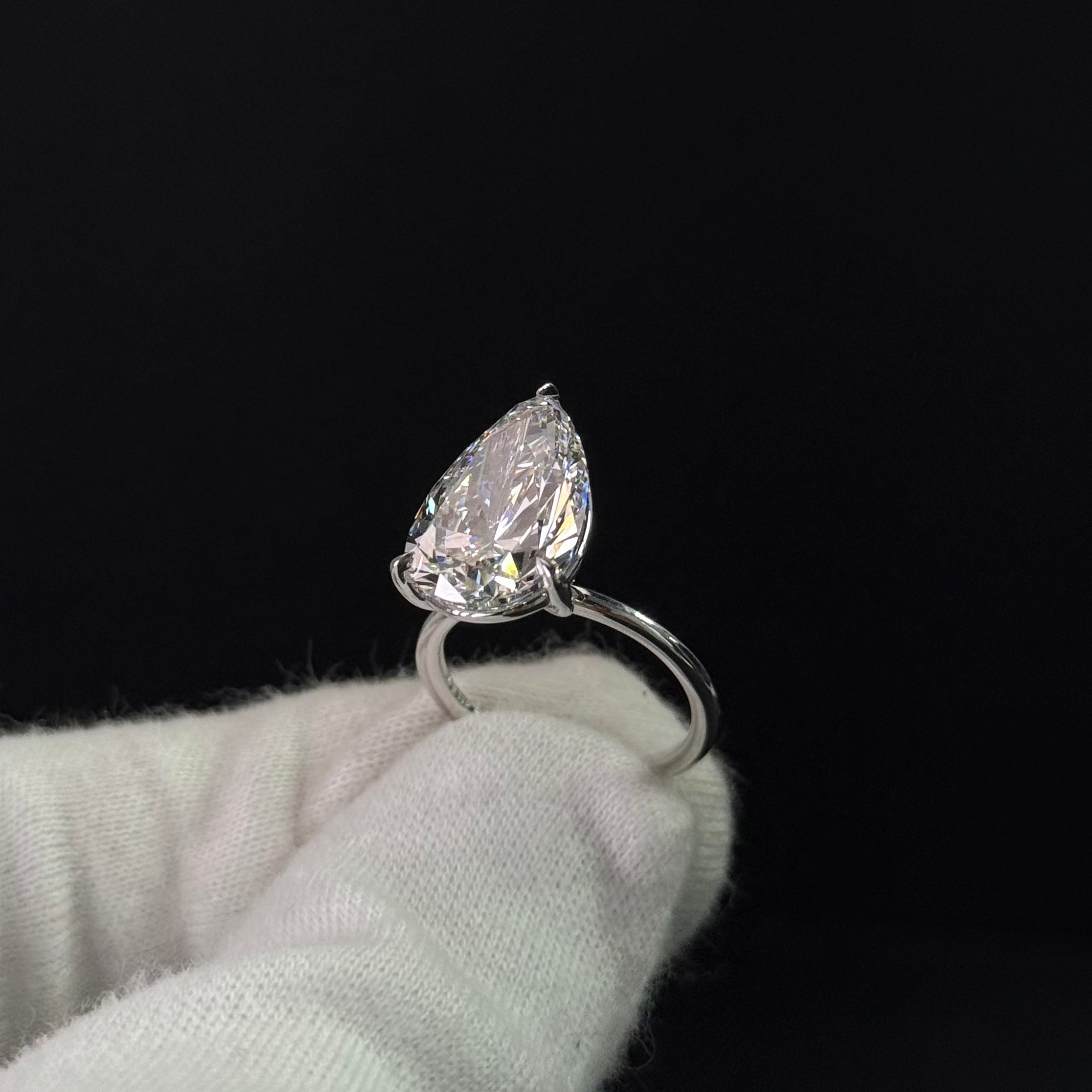 Pear Shape Engagement Ring – 7.64 Carats | 18K Gold | 6.1g