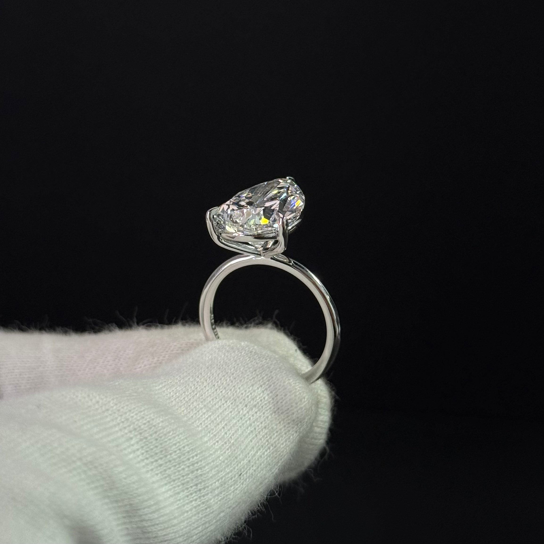 Pear Shape Engagement Ring – 7.64 Carats | 18K Gold | 6.1g