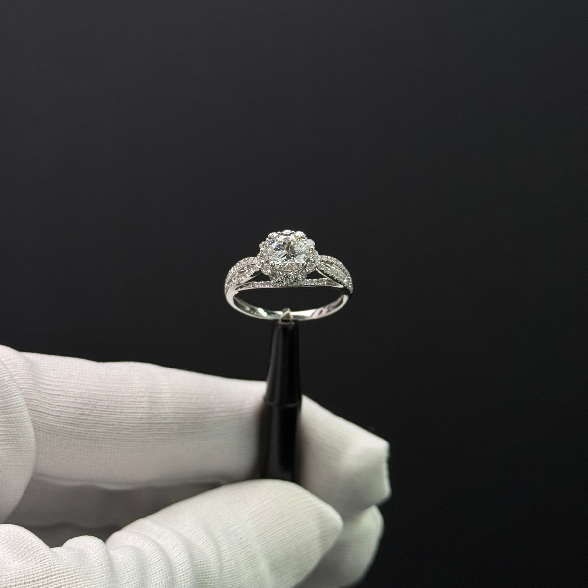 Engagement Ring Round Shape