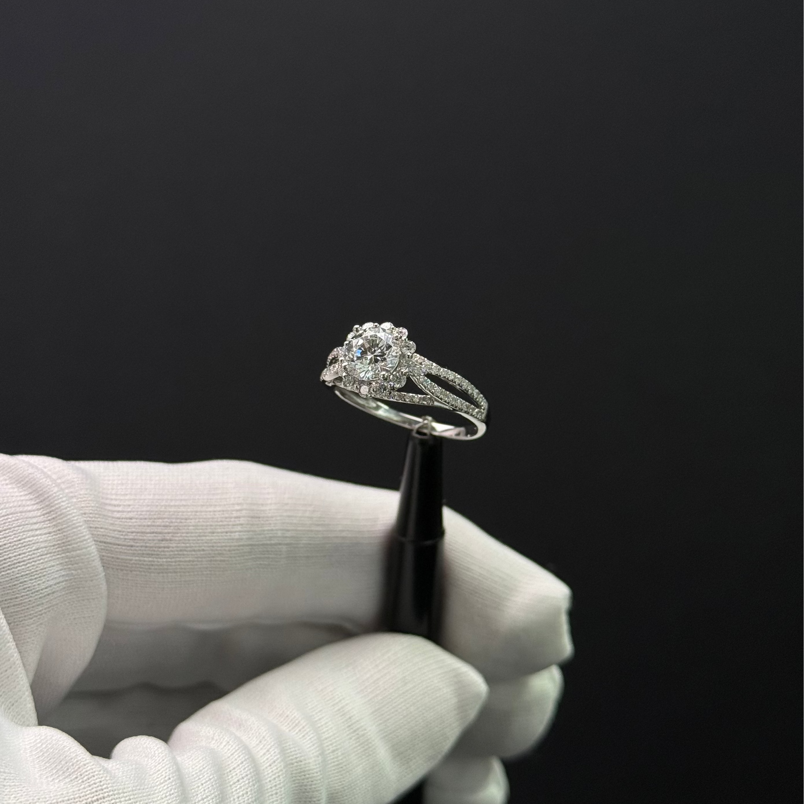 Engagement Ring Round Shape